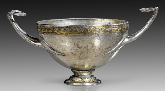 37: Hellenistic silver bowl, 3rd cent. BC. H with handles 8.6 cm. W with handles 17 cm. Ex D. D. Collection, London, purchased between 1975 and 1980. Estimate: 5,000 euros. Hammer price: 22,000 euros.