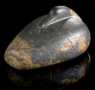 137: Mesopotamia. Stone duck-shaped weight, 1500-1100 BC. Ex S. W. Collection, Chiemgau, 1990s. Estimate: 1,500 euros. Hammer price: 10,000 euros.