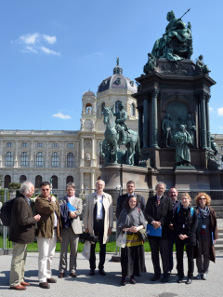 A group of speakers and participants in front of the monument of Maria Theresa (featuring inter alia a statue of Eckhel); in the background the Kunsthistorisches Museum. © ÖAW, Vienna.