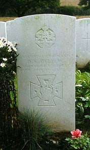 Grave photo of Victoria Cross recipient Donald Simpson Bell. Photo by Terry Macdonald / Wikipedia.