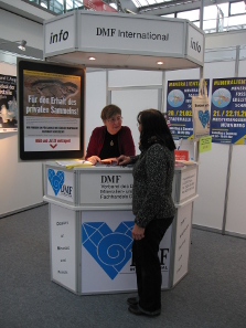 Ursula Kampmann informs a collector about the repercussions of the new legislation. Photograph: KW.