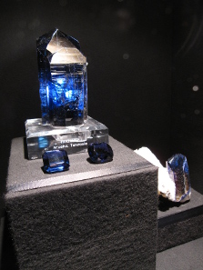 With 11,000 carat and a height of 22 centimeters, the Kilimanjaro is the world's largest individual tanzanite crystal. This is only one of many exhibits from the breath-taking show