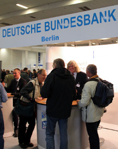 Well-frequented at the 17th NUMISMATA Berlin was not only the booth of the German Bundesbank (German Federal Bank) where interesting facts about the life-cycle of a banknote were revealed. Photograph: © numiscontrol.