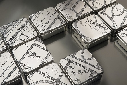 All boxes of the 999 pieces limited edition together form a labyrinth.