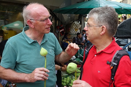 Maarten Brouwer (l.) at the MDC in Bangkok with Dr. Peter Huber, CEO of the Staatliche Münzen Baden-Württemberg. Photo: UK.