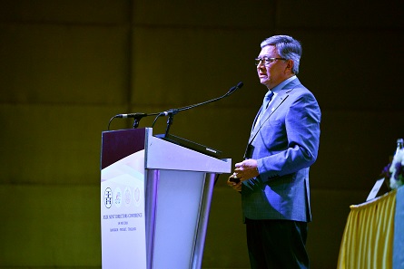 Juan Manuel Shiguetomi refers to new Mexican circulation coins. Photograph: Mint of Thailand.