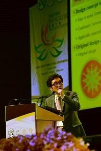 Byungkyu Choi talked about the extrusion process as it is applied for commemorative coins. Photograph: Mint of Thailand.
