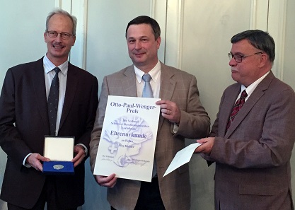 Jürg Richter receives the honorary certificate from the hands of Marcel Häberling (l.), President of the Association of Swiss Professional Numismatists, and from Lutz Neumann-Lysloff (r.) as the Association's Secretary General. Photograph: UK.