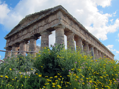 It is said, the mighty Temple of Segesta was built to impress the Athenian envoys. Photo: KW.