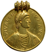 Goldmedallion after the model of Valens from the find of Szilágysomlyó (Transylvania). Obv: Portrait of Valens (r. 364-378) (412.47g). Inv.-No. RÖ 32481, dia. 98mm. © KHM-Museumsverband.