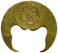 Crescent-shaped Klippe. House of Austria, Leopold I (r. 1658-1705), minted in Klausenburg, 1694. 10 ducats (34.77g). Inv.-No. 807bAlpha, dia. 45.9mm. © KHM-Museumsverband.