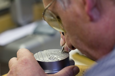 To create a perfect die, ancient handicraft is needed once again. Photo: State Mints of Baden-Württemberg.