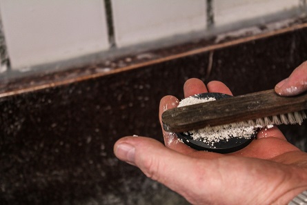 The superfluous pickling solution is removed. Photo: State Mints of Baden-Württemberg.