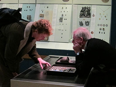 Hands on: A new form of familiarizing visitors with objects. This form of museum education was developed in the Money Gallery of the British Museum.