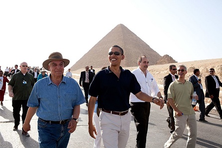 In illustrious company: Zahi Hawass, on the left with his familiar hat, on a 2009 tour with the then U.S. President Barack Obama. Photo: Peter Souza / Wikipedia.