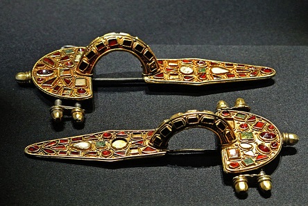 Two specimens with a particularly lavish decoration are these Germanic fibulae dating from the early 5th cent. AD, today in the Kunsthistorisches Museum Vienna. Photo: James Steakley / Wikimedia Commons / CC BY-SA 3.0.