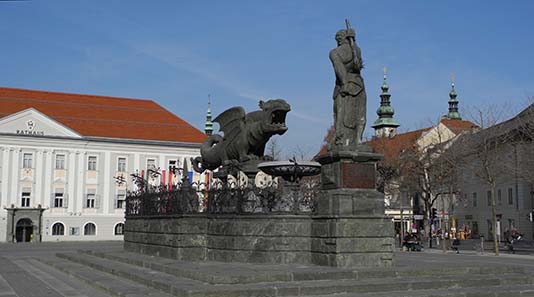 The Lindworm fountain in Klagenfurt. Photo: Franzfoto / Wikipedia.