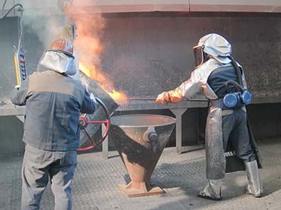 The slag is separated from the molten metal. Photo: UK.