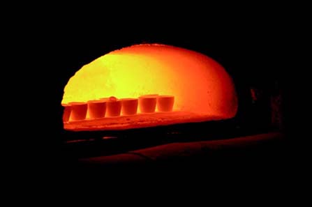 The cupels used for the cupellation still look like their medieval predecessors. Photo: © Allgemeine.
