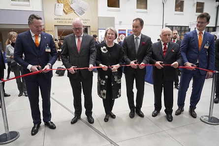 Representatives of the guest of honour, the Royal Dutch Mint, and the World Money Fair are cutting the red ribbon to inaugurate the event. Photo: WMF.