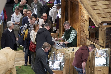 Austrian Mint: Kurt Bock is facing a large press of people who want to buy the new commemorative coins of Austria. Photo: WMF.