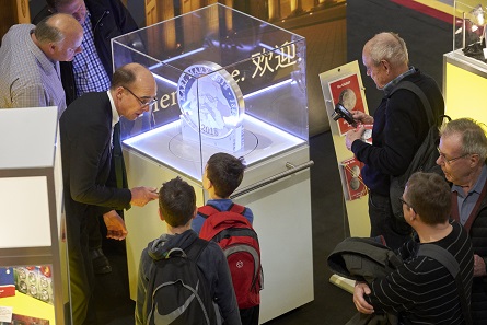 Dr. Andreas Schikora explains to future collectors what Karl Marx is all about and why the Münze Berlin honours him with a commemorative coin. Photo: WMF.