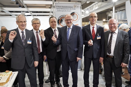 Another sales hit for sure: The current Polymer-coin. From left to right: Ralph Thiemann, Hamburg mint. Dr. Peter Huber, Baden-Württemberg mints, Dr. Thomas Dress, Representative of coinage at the Federal Office of Administration, Dr. Michael Meister, parliamentary state secretary at the Federal Ministry of Finance, Dr. Andreas Schikora, Berlin mint, Günther Waadt, Munich mint.