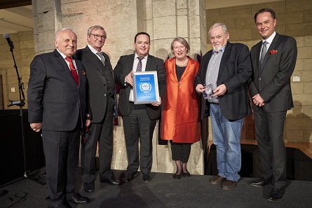 The representatives of Sack & Kiesselbach proudly receive their World Money Fair Award during the gala dinner. Photo: WMF.