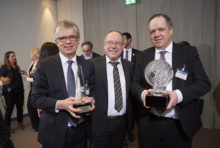 Dr. Peter Huber, Günther Waadt and Dr. Thomas Dress receive the award Coin of the Year for the first time in history. Photo: WMF.