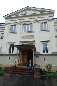 Aleksander Bursche greeting the participants of the XVI Numismatic Congress in front of the Archaeological Institute in Warsaw. A side note about the rain: I visited Warsaw at the end of October. The congress will take place in September - traditionally the most beautiful time of year. Photo: UK.