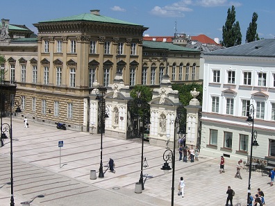 This is an example for how gorgeous the entrance to the university can look in the sun. Photo: Minimus BY-CC 3.0.