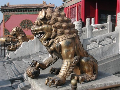A pair of guardian lions from the Quig-Era in ‘the forbidden city’ (Beijing). Photo: Allen Timothy Chang / CC BY-SA 3.0