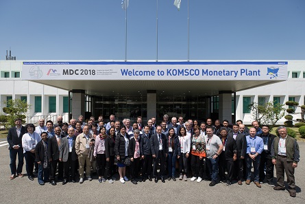 A visit at KOMSKO was also an occasion to compare the Korean mint to one’s own. Photo: MDC 2018