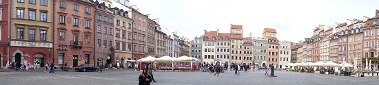 The center of the old town, the town square, offers plenty inviting cafés and restaurants. Photo: UK.