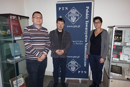 From left to right, the representatives of the Polish Numismatic Society: Szymon Bereska, board member, Przemyslaw Ziemba, president, and Barbara Solarewicz, CEO. – Although it seems like a difficult task to get Polish people to smile for a photo, I was overwhelmed by the friendly welcome. Photo: UK.