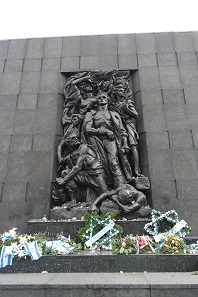 The monument for the dead of the Warsaw Ghetto. In Germany, it is mostly known because of the Warschauer Kniefall by Willy Brandt. This spontaneous gesture of humility and penance towards the unimaginable became a symbol of the new German eastern policy. Photo: UK.