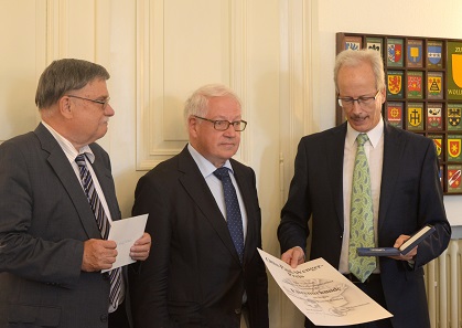 The outgoing VSBN President Marcel Häberling presenting the Otto Paul Wenger Award to Fritz Rudolf Künker. On the left the outgoing VSBN Secretary General Lutz Neumann.
