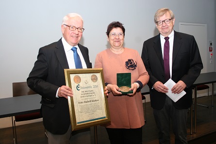 Fritz Rudolf Künker holding the Eligius Award 2018. From left to right: Fritz Rudolf Künker, Dr. Barbara Simon (President of the German Numismatic Association), Albert Raff (Chairman of the jury who is in charge of the award ceremony). Picture: DNG.