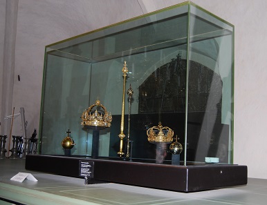 The imperial regalia placed in a “safety display cabinet” before the theft. Picture from 2008: UK.