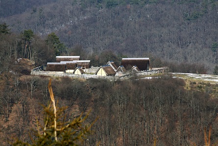 The reconstruction of Altenburg gives an excellent example of how to imagine a fortified Celtic hilltop settlement. Photo: Chris mz / CC-BY 3.0.