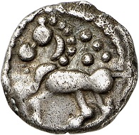 Quinarius type “Spitzmausnase”. Probably best known example from the Eugen Wankmüller and Dr W. R. collection. Almost extremely fine. Estimate: 150 euros. From Künker auction 312 (8 October 2018), no. 1903.