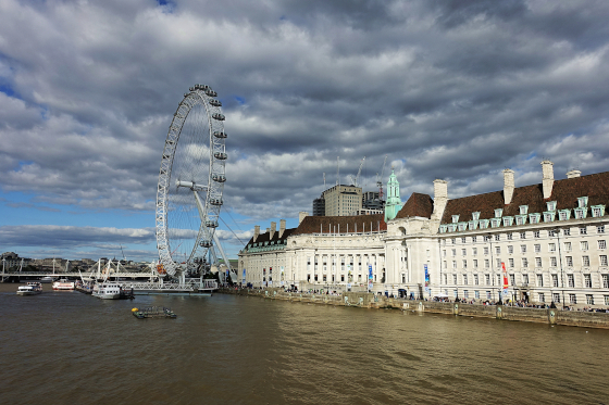 The famous London Eye is located right next to County Hall. Photo: UK.