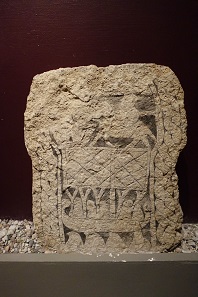 Picture stone from the 8th/9th century. Three men on a sailing boat. Photo: KW.