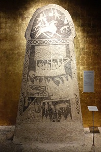Picture stone from the 12th century with several scenes. It seems to be about a hero who fell in battle and is being led to Valhalla by a Valkyrie with horn in hand. Below that, a large sailing ship. Photo: KW.