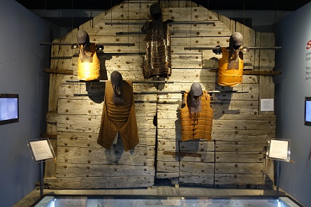 Masses of weapons and pieces of armor were found on the battlefield. Photo: KW.