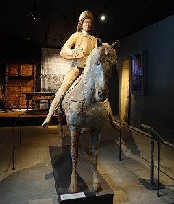 Only few expensive wooden sculptures like this one were made anymore. This Saint George dates back to the second half of the 15th century. Photo: KW.