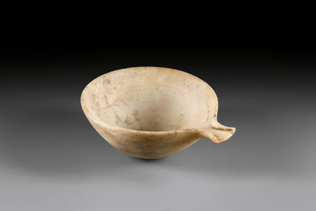 21: Cycladic bowl with sprout. Early Cycladic II, c. 2700-2400 / 2300 B. C. H 6.5 cm, diameter 13.5 cm. Marble. From Waltz Collection, 1970s. Estimate: 8,000 Euros. End result: 126,500 Euros.