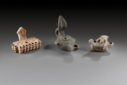 382: Figured lamp in the shape of a spitz. L 9 cm. 1st cent. A. D. Estimate: 300 Euros. End result: 276 Euros.