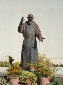 Statue of Padre Pio in front of St Stanislav, Rome. Photo: Croberto 68 / Wikipedia.