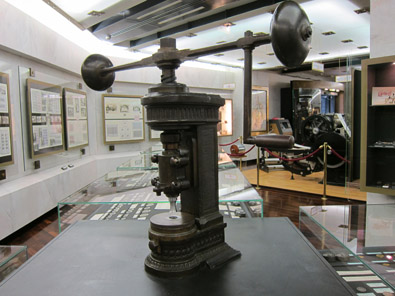 View inside the numismatic exhibition; in the front a balancier, not for minting but for punching out the planchet. Photo: KW.